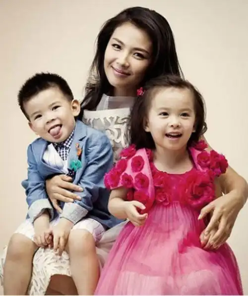 刘涛晒一家四口出游照自称众人皆睡我独醒姐弟俩如复制粘贴