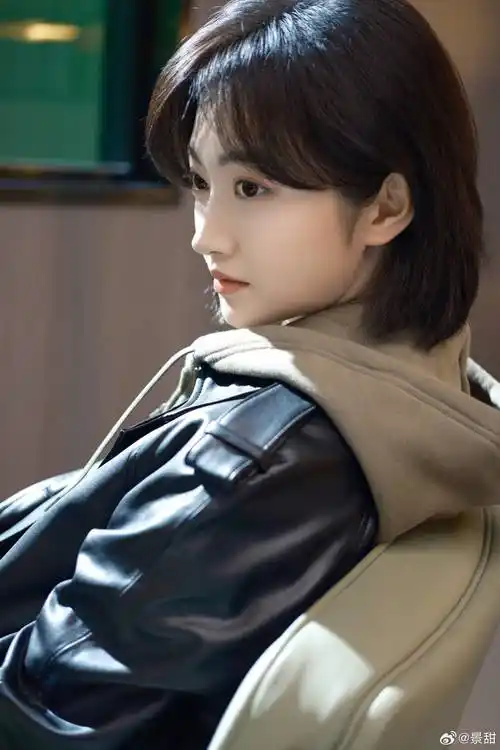 景甜的短发造型来啦,更加俏皮可爱,加上一身黑色皮衣,又甜又辣_照片