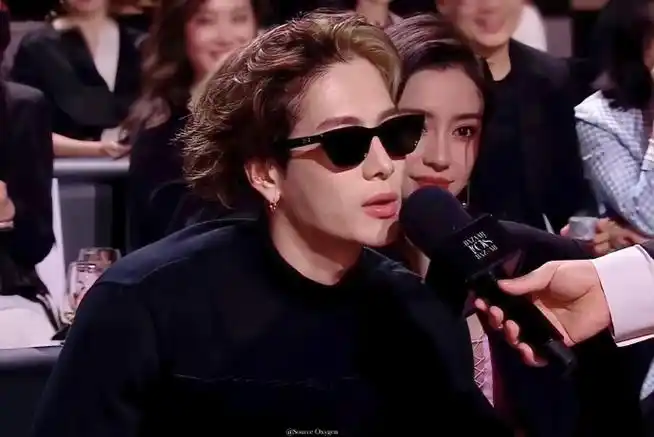 王嘉尔像拿着车钥匙走红毯##王嘉尔窄腰##王嘉尔帮angelababy扶外套