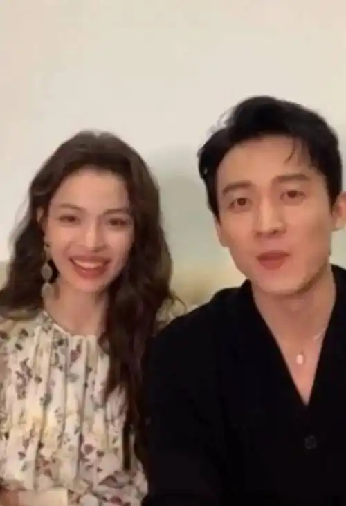 钟楚曦与绯闻男友合体,在线看剧中老公难耐饥渴与大妈滚床单!