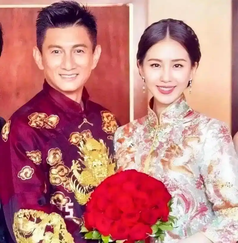 5月16日,港媒曝吴奇隆和刘诗诗因为孩子上学问题冷战了三年,刘诗诗想