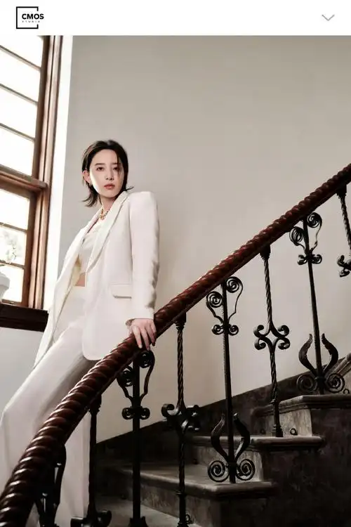 李斯丹妮一袭挺阔白色西服套装,大气而干练,高冷酷飒,受邀参加#vogue