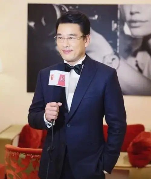 回顾王耀庆:为不搬家娶房东女儿婚后生两子,今事业有成家庭幸福