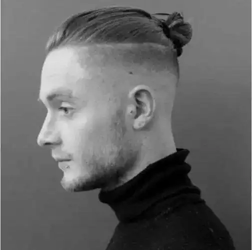 用长发扎出男士专有的 man bun
