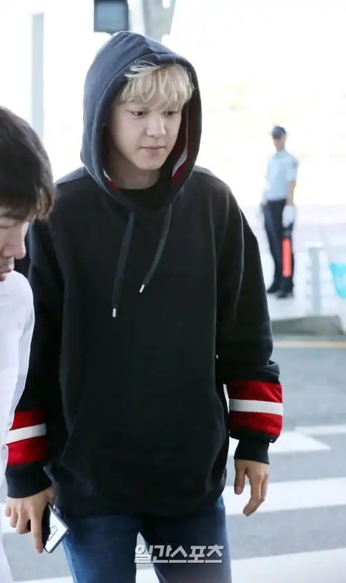 exo朴灿烈最新机场街拍连帽卫衣boy酷帅有型组图