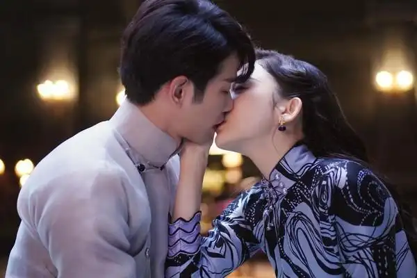 古力娜扎捧脸咬唇吻刘以豪紧张心慌她美过头了