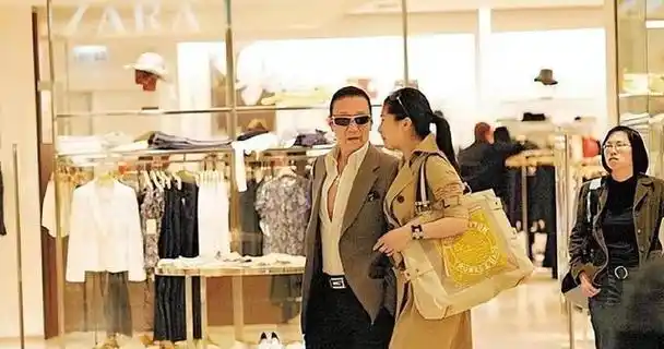 金奖影帝谢贤31岁创办公司与小49岁女星恋爱晚年成人生赢家