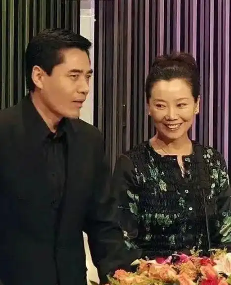 陈宝国携妻子亮相,老婆气质高雅有艺术家风范,穿红裙像阔太太