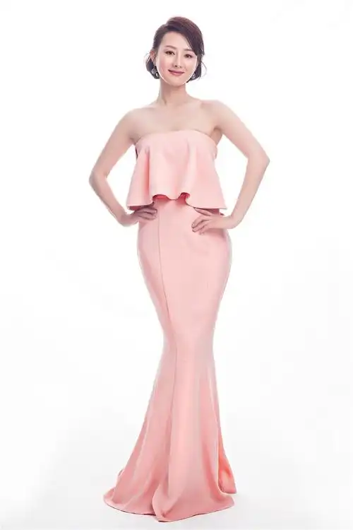 王靖云粉色长裙展迷人曲线