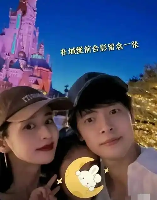 颖儿和付辛博越来越有夫妻相,小两口抱爱女小月亮对镜灿笑!