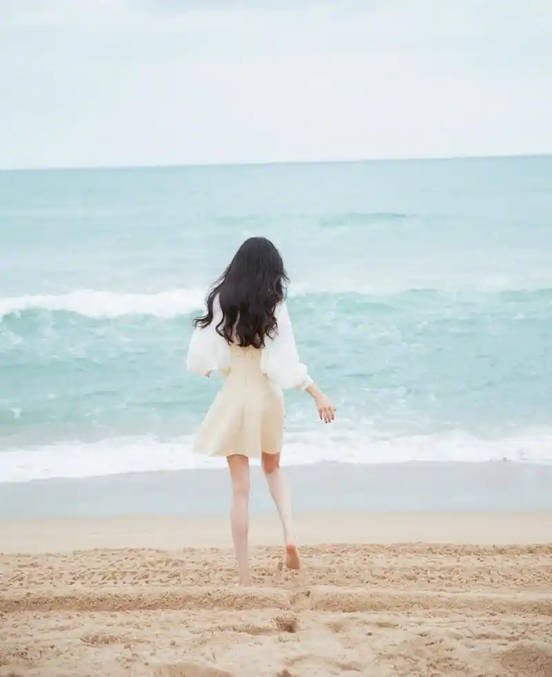 杨幂清新优雅海边沙滩写真图片713