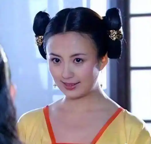 在很多同龄孩子都在看动画片的年纪,杨童舒非常喜欢看新闻节目,渐渐地