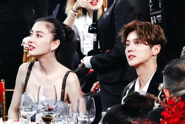 angelababy画鹿晗,水平没得说,画完最后一笔却让关晓彤捂嘴大笑