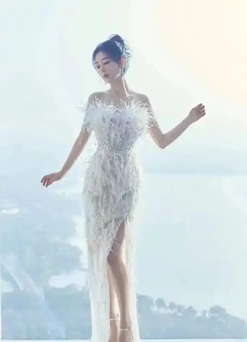 杨紫白色羽毛抹胸礼服亮相圈,高贵优雅_造型_整体_气质