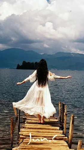 女生背影一个人站在海边吹风世界与我无关