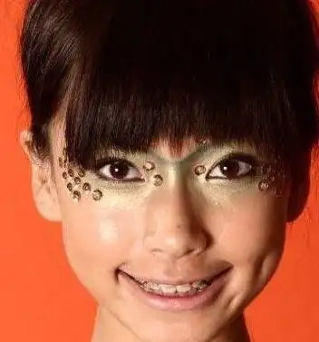 angelababy微博晒照承认整容 香肠嘴吓跑黄晓明