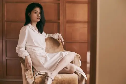 演员春夏受邀出席金投赏 衬衫裙亮相尽显简约大方