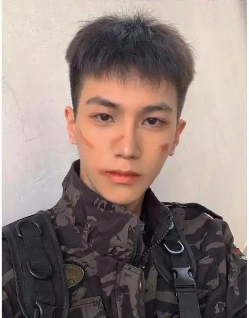 碎盖发型可以说是年轻男士的最爱之一锅盖头曾经是很多男士都比较钟爱