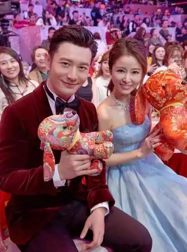 黄晓明林心如牵手献唱 一个帅气儒雅 一个温柔大气|163_手机网易网