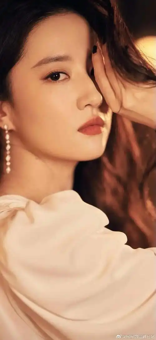 明明刘亦菲已经36岁了,但是这次她在《玫瑰的故事》中饰演22岁的