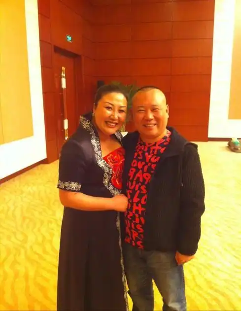 郭德纲的现任妻子长得真富态,虽然没有完美曲线,但穿衣很有个性
