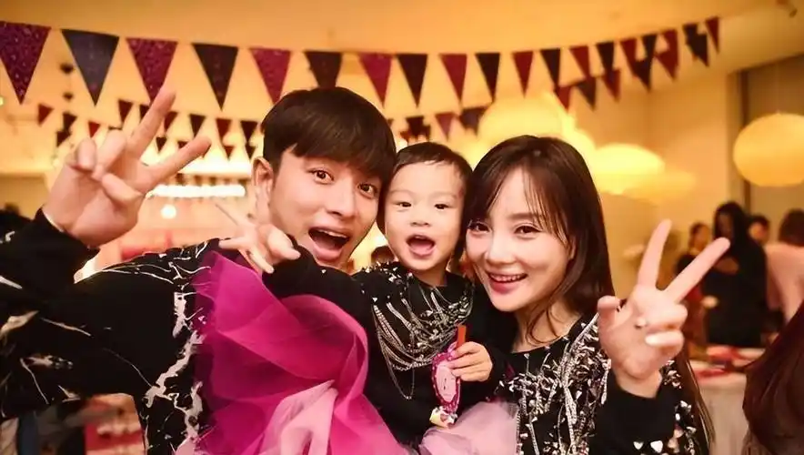 贾乃亮与李小璐关系破冰女儿甜馨起关键作用网友劝赶紧复婚