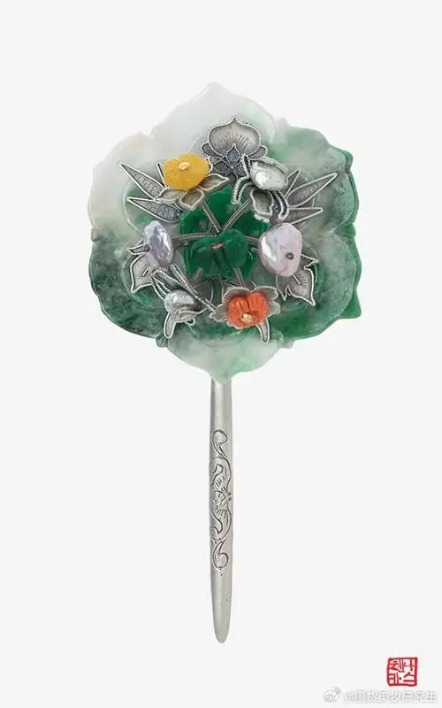 这款来自韩国当代首饰品牌的玉板簪,以其精美的设计和独特的韵味,成为
