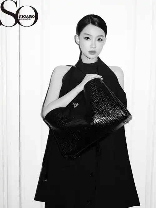 孙怡身穿全黑套装亮相balenciaga 2025春夏大秀,精致裁剪的廓形西装以