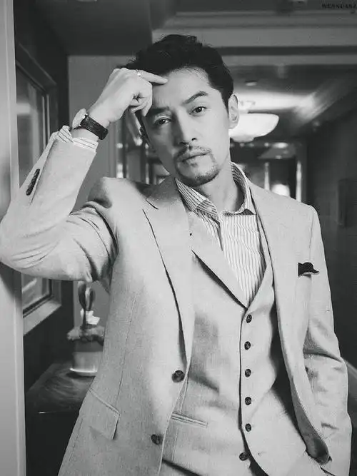 胡歌的不惑之年一身西装造就沉稳修养