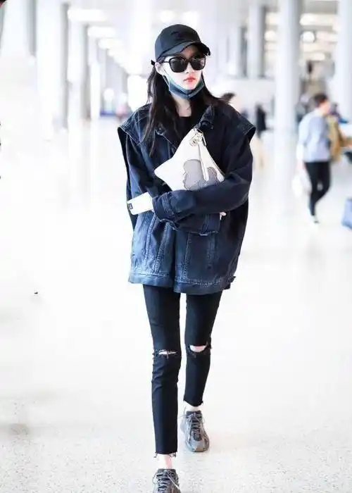 关晓彤最新机场照,牛仔背心牛仔裤运动休闲,22岁肤白红唇太惊艳