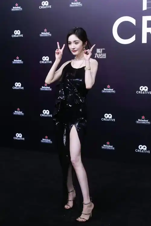 gq红毯:杨幂简单随性,angelababy异次元公主,只有她被吐槽难看_造型