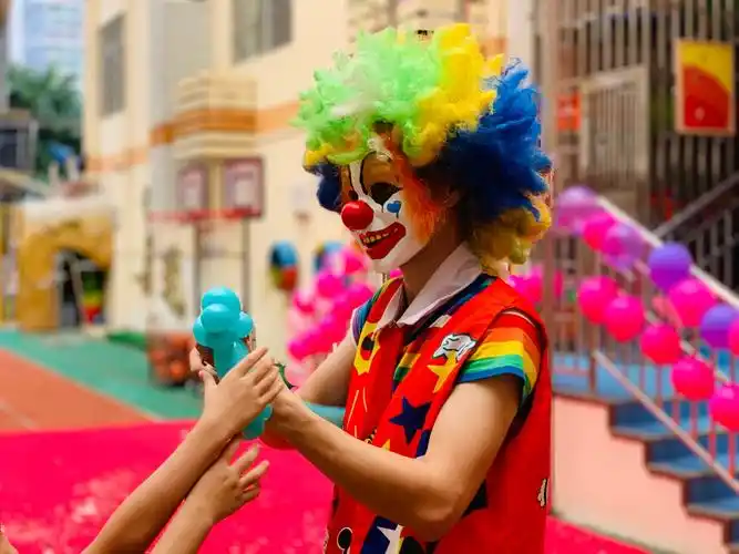 哇～听听这激动的声音,不用怀疑,就是他来啦!小丑表演正式开始.