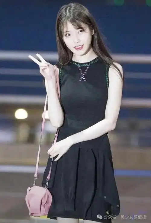 美少女颜值控iu李知恩黑色系列包臂裙气质写真