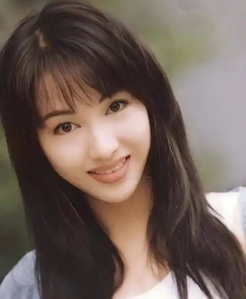 黎姿晒出近照,50岁的她依然美貌如初,双手插兜里,梨涡浅笑,满满的松弛