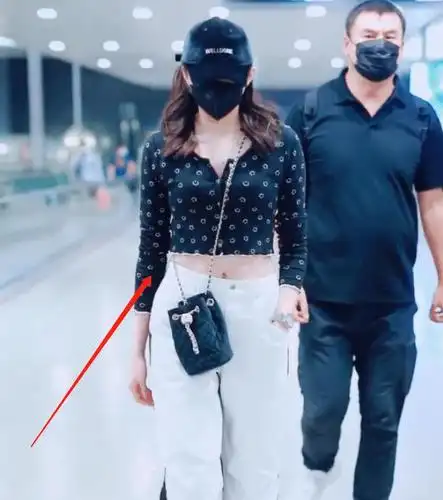 关晓彤在机场被拍离开了瘦身滤镜生图下的腰围是认真的