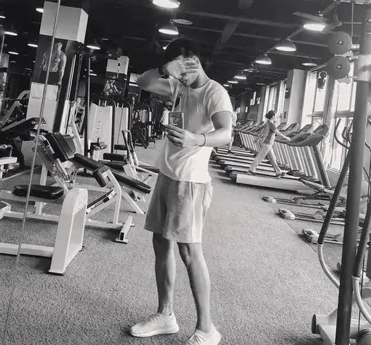 组图:运动型小哥哥,身高174的男生,长袜 短裤 t恤,时尚又帅气