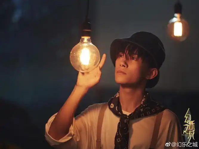 易烊千玺加盟幻乐之城 全新造型少年感十足