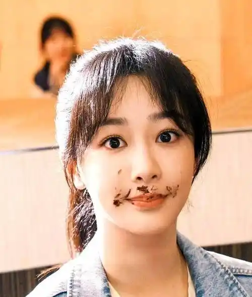 同样演"狼吞虎咽",32岁杨紫与29岁虞书欣对比,完全是不同风格_岳琪