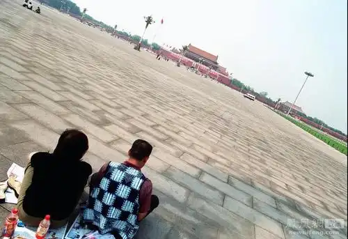 2003年5月2日,北京,天安门广场上门可罗雀,一男一女席地而坐.