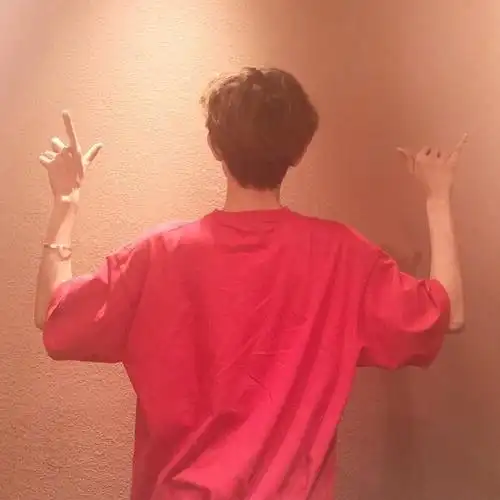 tfboys晒背影,易烊千玺发型最帅,王源手带饰品,王俊凯亮点呢?