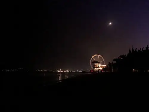 独自在海边的夜晚