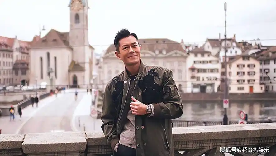 照片中,古天乐与小女孩的贴面亲吻,好像古天乐还吐舌头了,而那个小