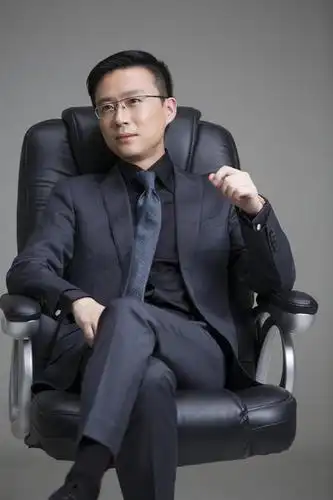 东方人,成年人,中年人,一个人,商务人士,商务男性,竖图,室内,正面