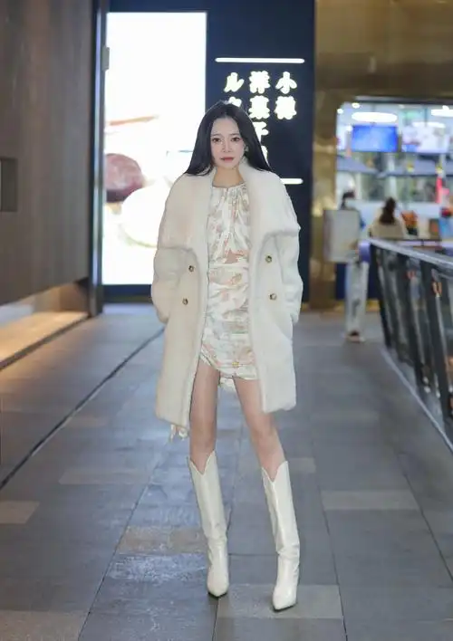 白靴子不显腿粗寒冷的冬天可少不了它上班日常两相宜