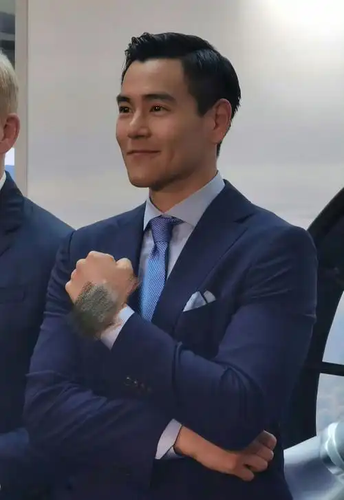 彭于晏还是那么帅!无美颜无滤镜状态满分,穿西装尽显男友力|胡歌|女明