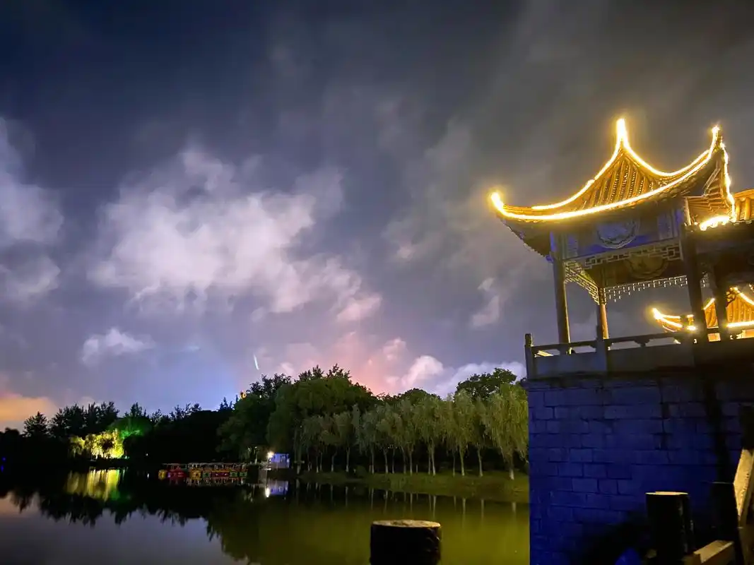 袁州古城夜景好 袁州古城坐落于江西省宜春市,宜春境内以丘陵, - 抖音