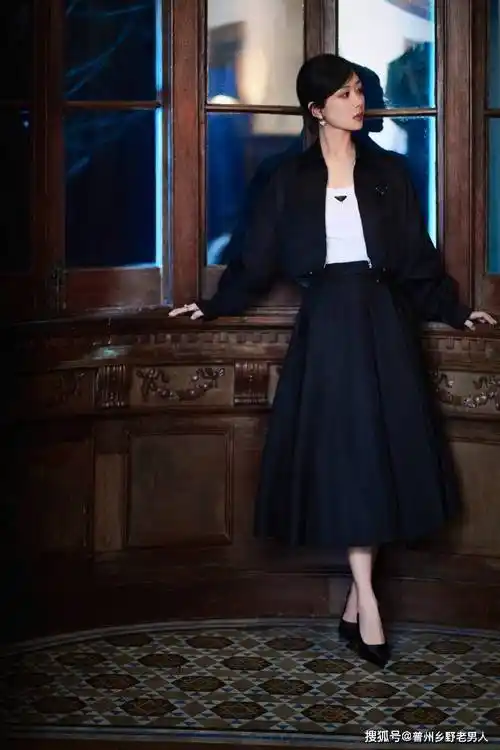 杨紫黑色短外套搭配半身长裙,优雅又霸气,展现一线女星的风范_增加了