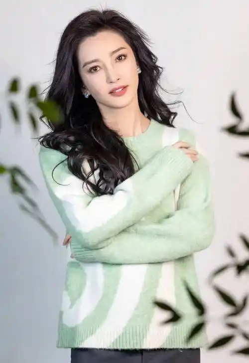 李冰冰开工照惊艳全网,51岁状态宛如少女,绿色毛衣成春天最美风景!