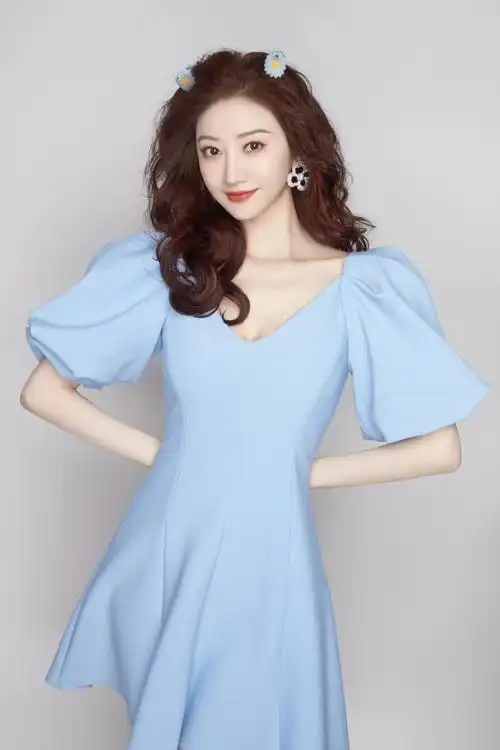 若要走清新靓丽一些的风格,其实景甜这身水蓝色的连衣裙会更加明显