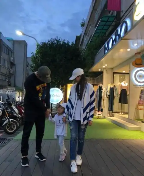 伊能静一家三口去旅行,秦昊带女儿米粒逛街,伊能静负责当摄影师_网易